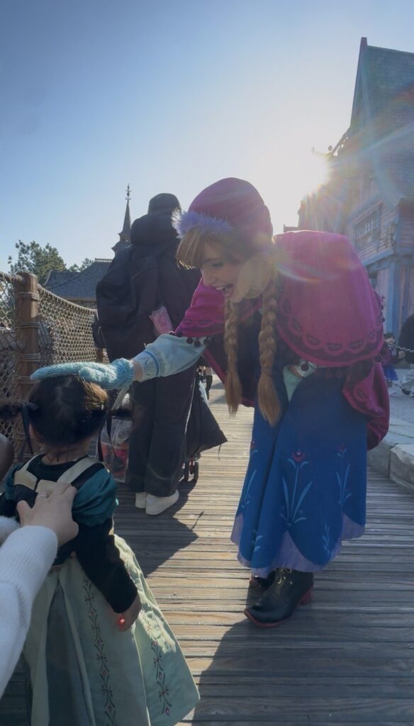 アレンデールでアナがフリーグリーティングを行っている様子