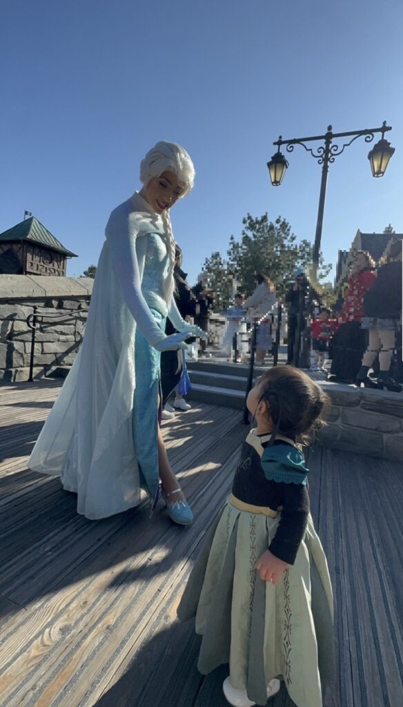 アレンデールでエルサがフリーグリーティングを行っている様子