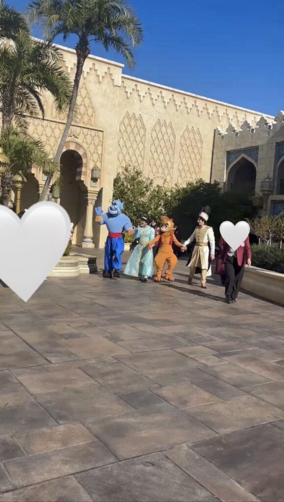 マジックランプシアター向かって左側の通路付近で登場する場面を見かけました。