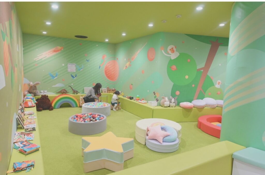 横浜アソビルの赤ちゃん向けベビーエリア。柔らかいマットとおもちゃが並ぶ安全なスペース