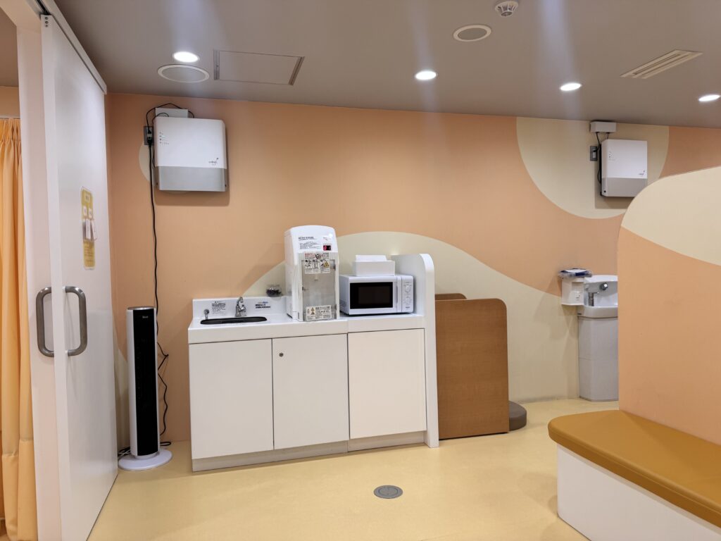 横浜アソビルのミルク作りや離乳食温めができる設備スペース。