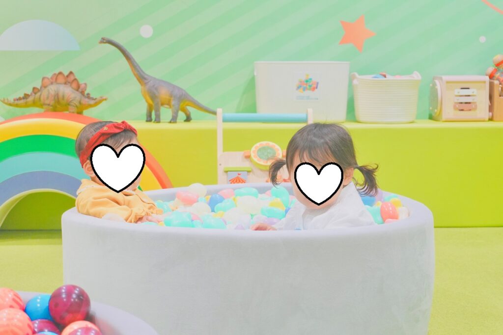 横浜アソビルのベビー専用スペースで遊ぶ様子。カラフルな子供部屋みたいで写真映えもする。
