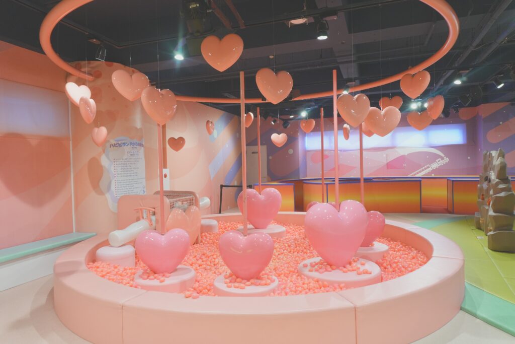 横浜アソビルのハートのボールプール。フォトスポット。
