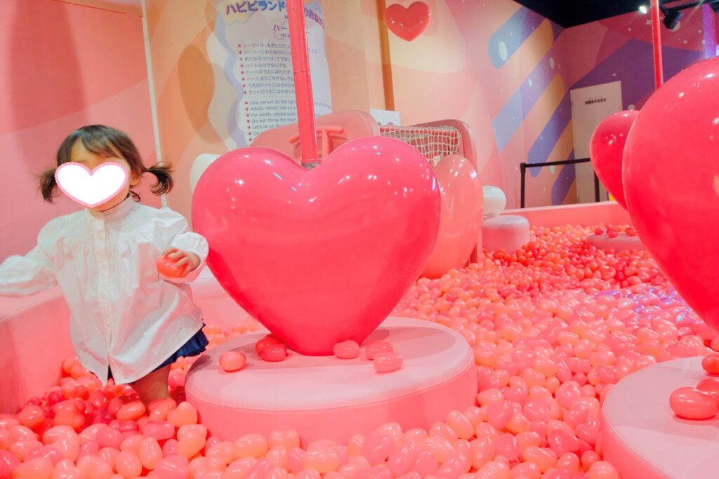 横浜アソビルのハートのボールプールで遊ぶ様子