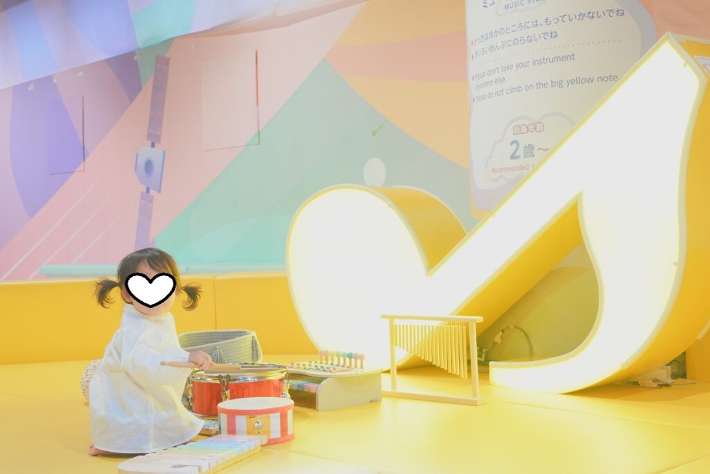 横浜アソビルの音遊びエリア。オブジェが光ってかわいい、フォトスポット。