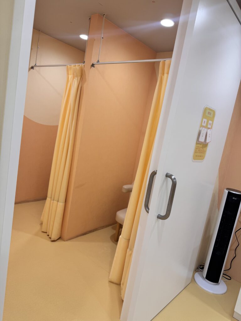 横浜アソビルの授乳室スペース。個室で落ち着ける設備