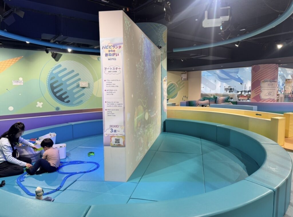 横浜アソビルプラレールの遊びエリア。