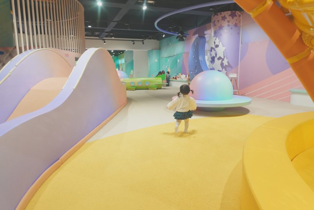 横浜アソビルの室内遊び場フロアの全体写真。カラフルで広いプレイエリアの様子。