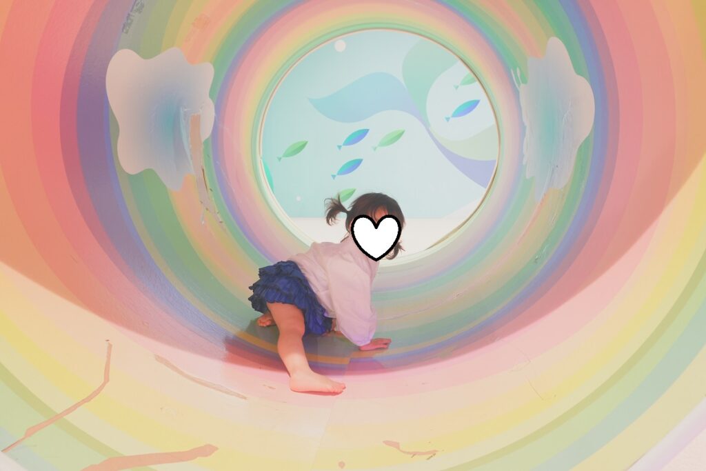 横浜アソビルの虹色トンネルエリアの別角度写真。