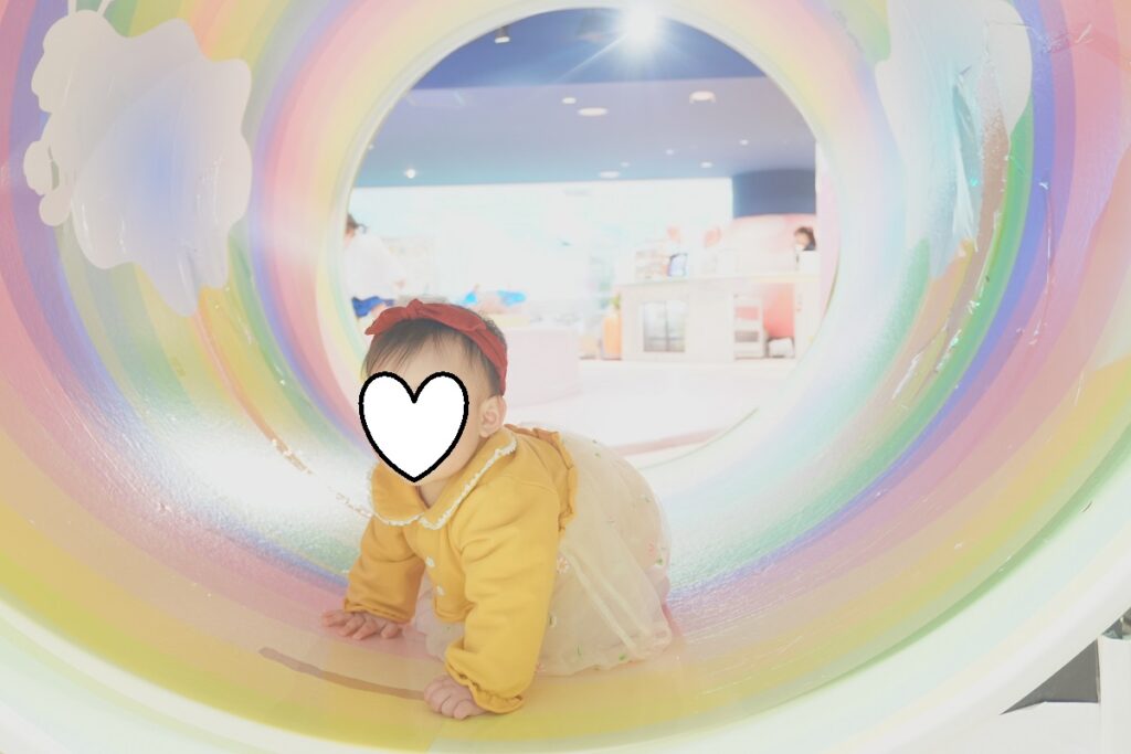 横浜アソビルのカラフルな虹色トンネルで撮影できるフォトスポット。