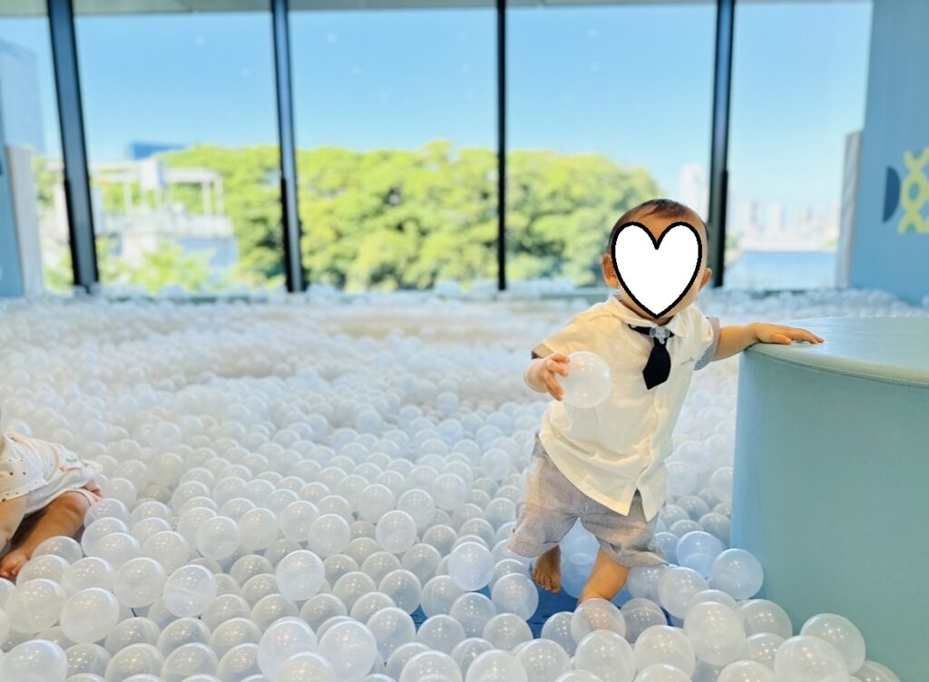 浜松町キュラフルのカラフルな背景を使った映え写真。アートのように撮影できるフォトスポット。