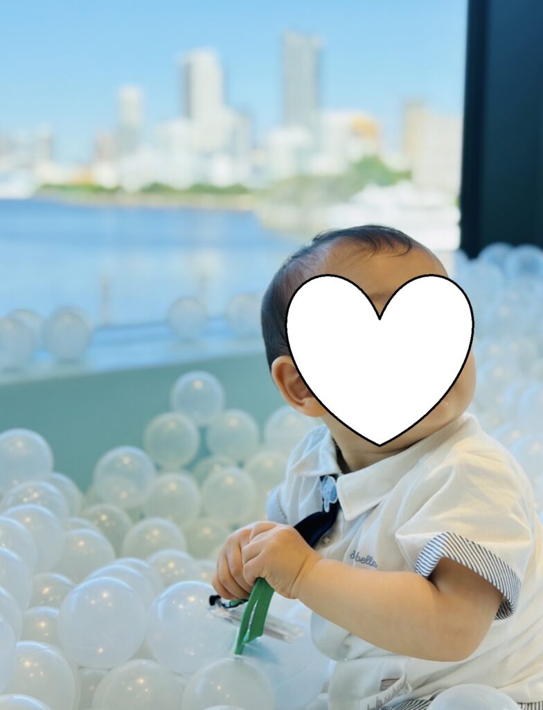 浜松町キュラフルのボールプールで撮影した映え写真。明るい空間で天使のように写る子どもの様子