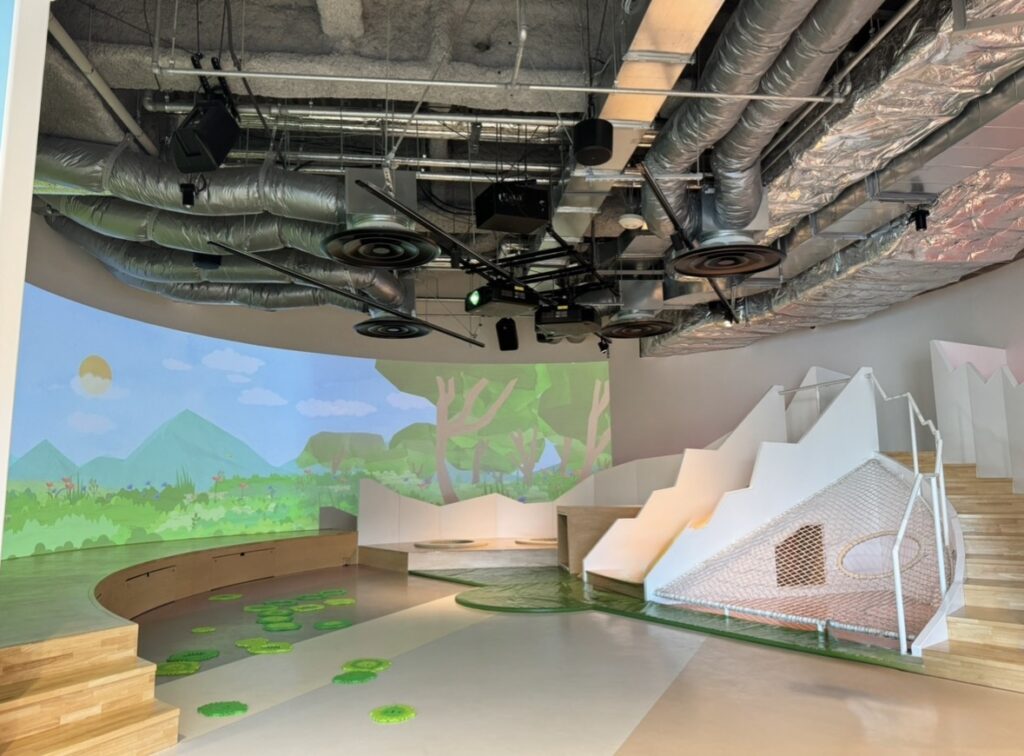 浜松町キュラフルの室内遊び場エリア全体の様子。カラフルで明るい空間が広がる施設