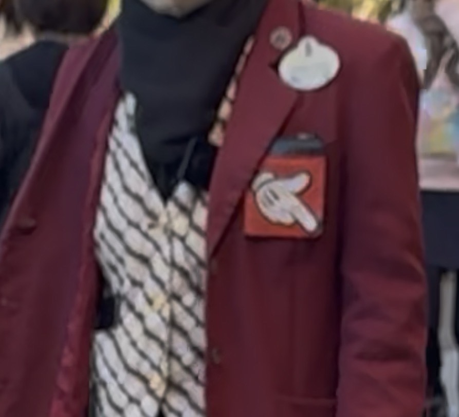 フリーグリーティングの案内をするキャストさん