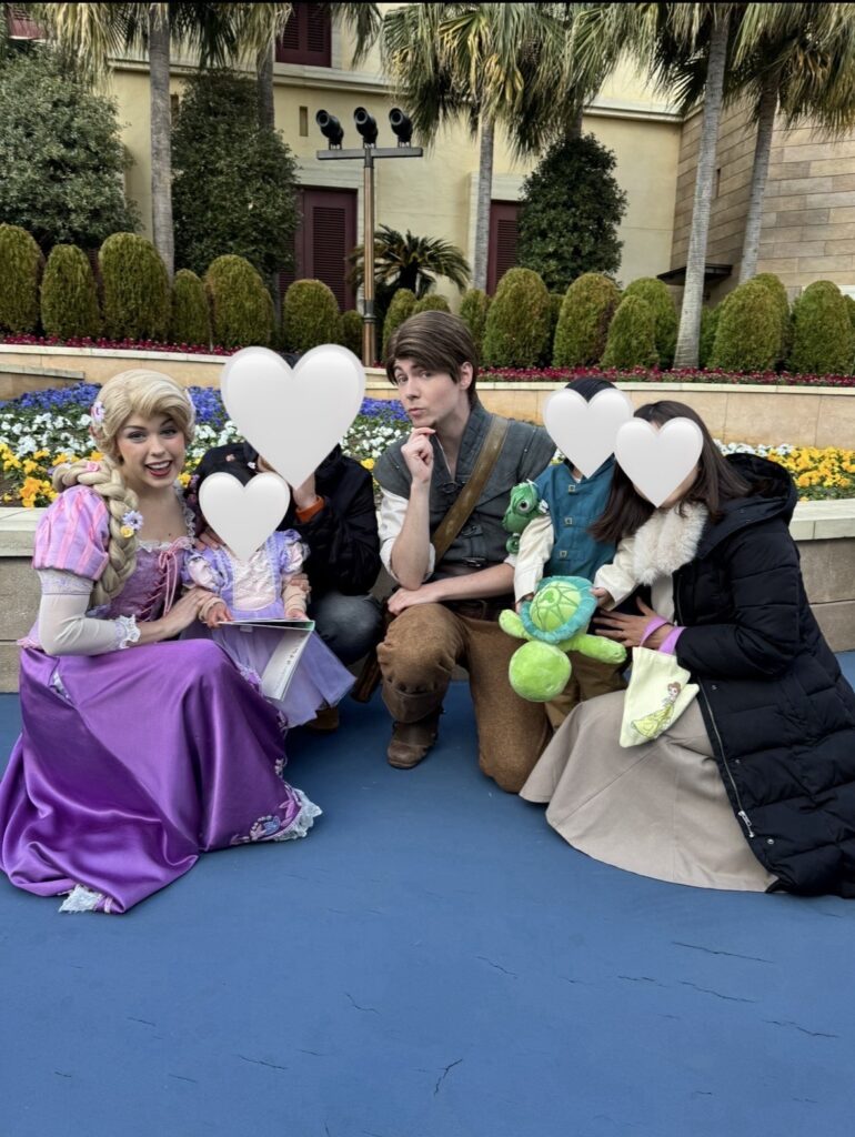 ディズニーシーのエントランス周辺では、午後にキャラクターと出会えることがあります。