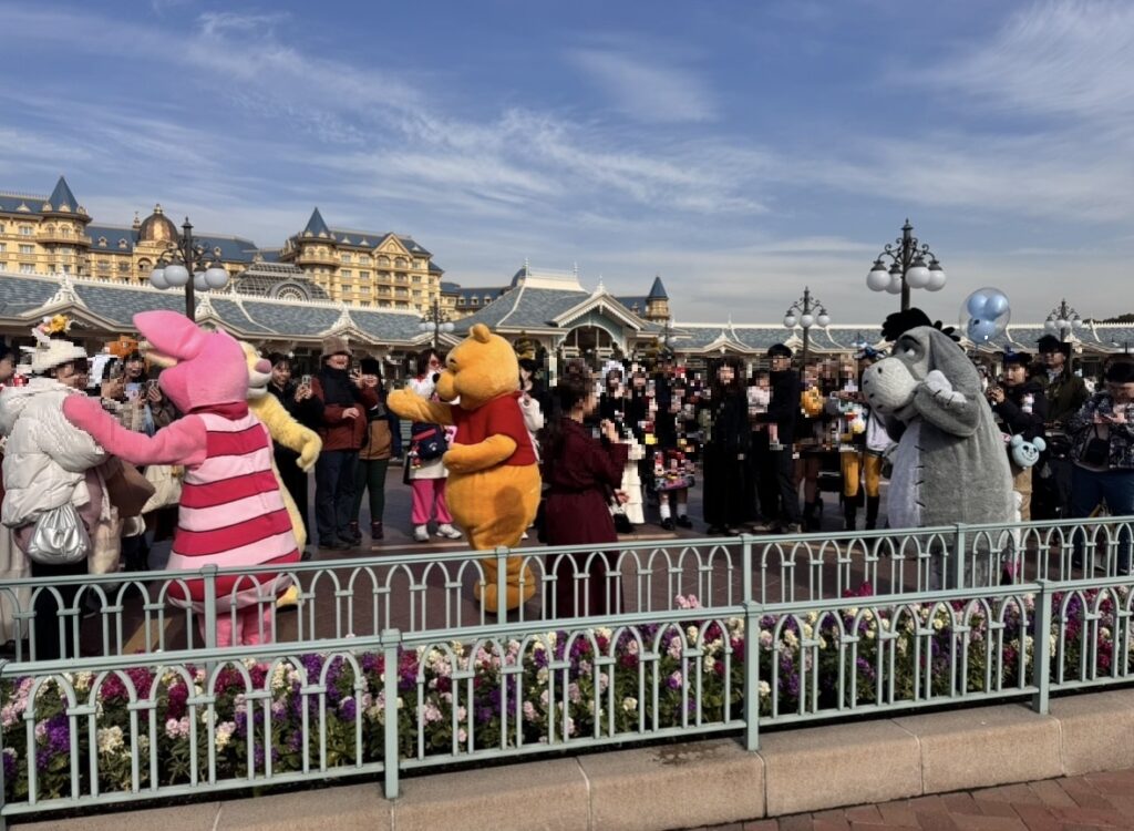 東京ディズニーランド11時台のエントランスのフリーグリーティング。比較的ゆったりとした混雑状況。