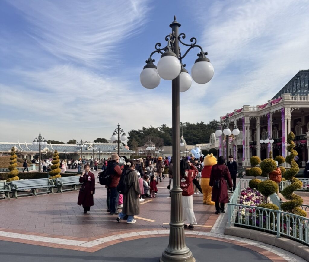 東京ディズニーランド11時台のエントランスのフリーグリーティング。比較的ゆったりとした混雑状況。