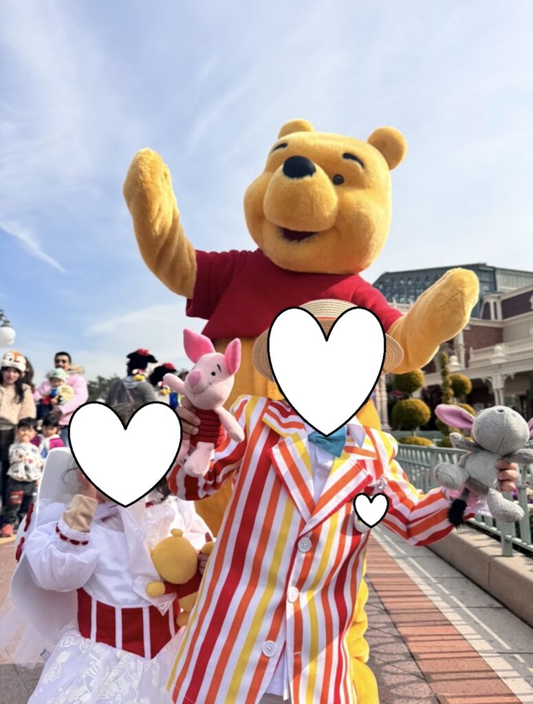 東京ディズニーランド11時台のエントランスのフリーグリーティング。プーさんとのグリーティング写真。