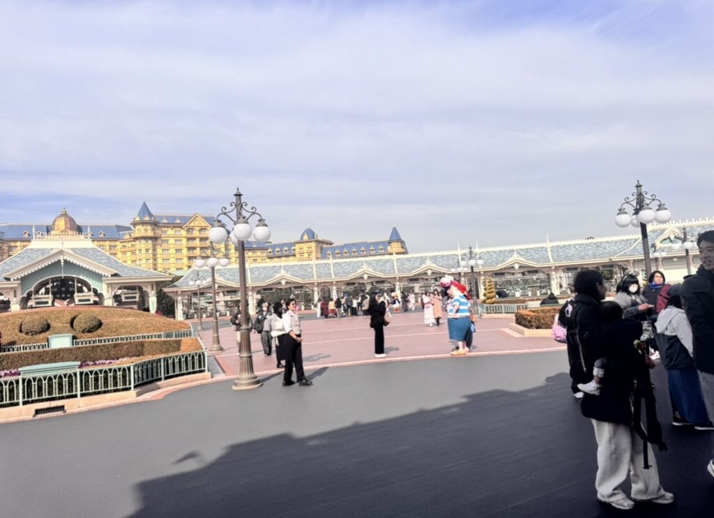 東京ディズニーランド12時台のエントランスで行われたフリーグリーティングの様子。比較的ゆったりとした混雑状況。

