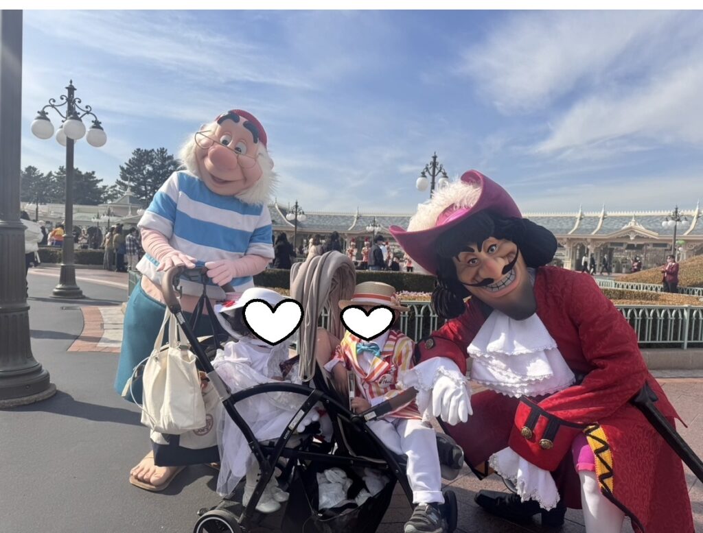 東京ディズニーランド12時台のエントランスで行われたフリーグリーティングの様子。フック船長、スミーとのペアグリーティング。
