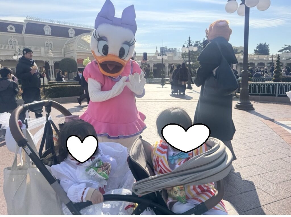 東京ディズニーランド12時台のエントランスで行われたフリーグリーティングの様子。デイジーとのグリーティング。
