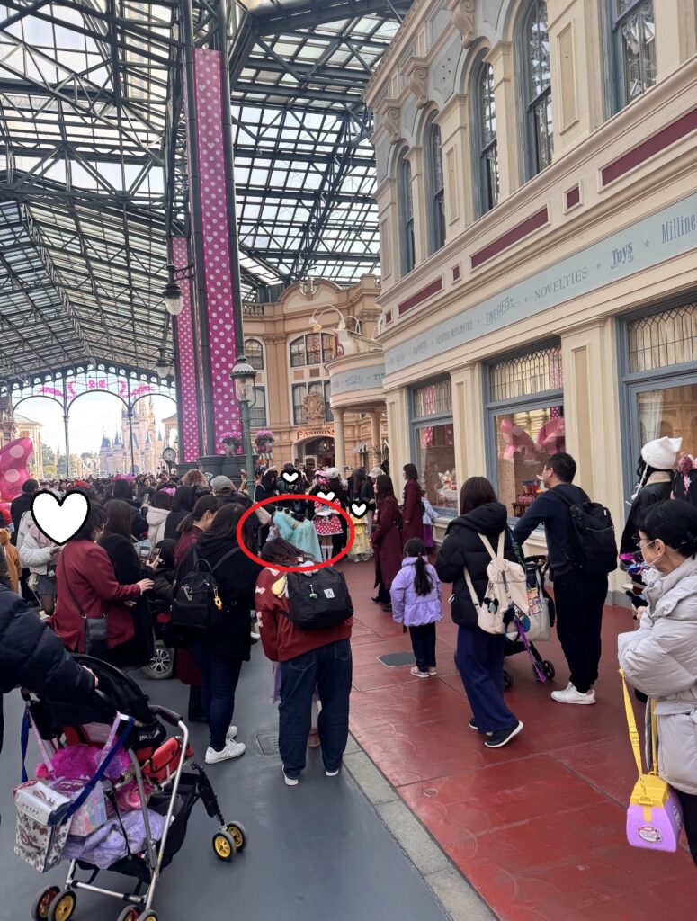 東京ディズニーランド14時台のワールドバザール内。ジャスミンやラプンツェルが登場したフリーグリーティング。