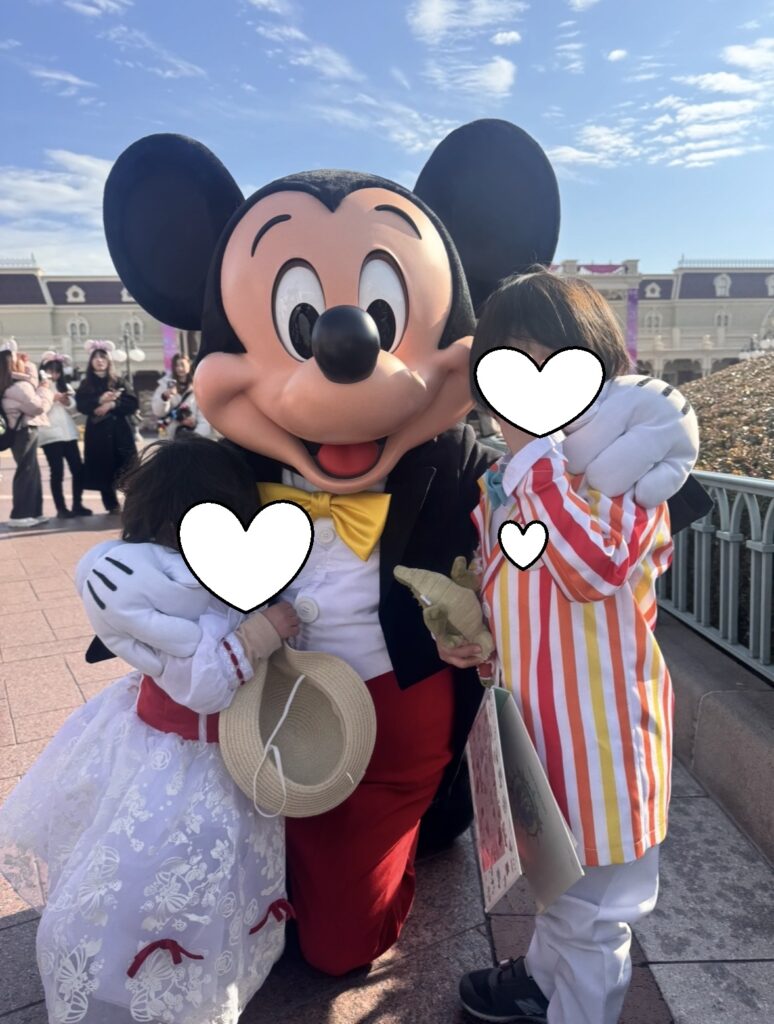 東京ディズニーランドエントランスでのミッキーとのフリーグリーティング。