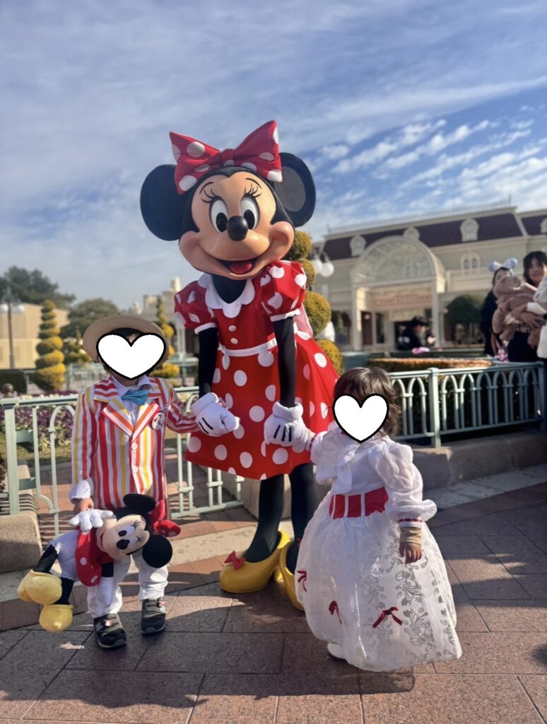 東京ディズニーランドエントランスでのミニーとのフリーグリーティング。