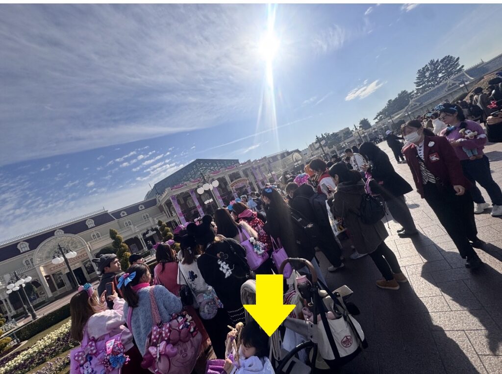 東京ディズニーランド14時台のエントランス。ミッキーとミニーが登場し大混雑しているフリーグリーティングの様子。
