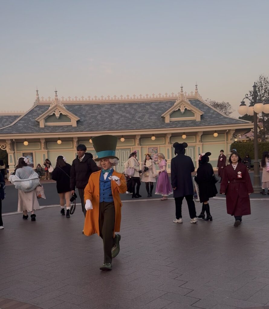 東京ディズニーランド17時台（1回目）のエントランス。ラプンツェルやベルなどが登場したフリーグリーティング。