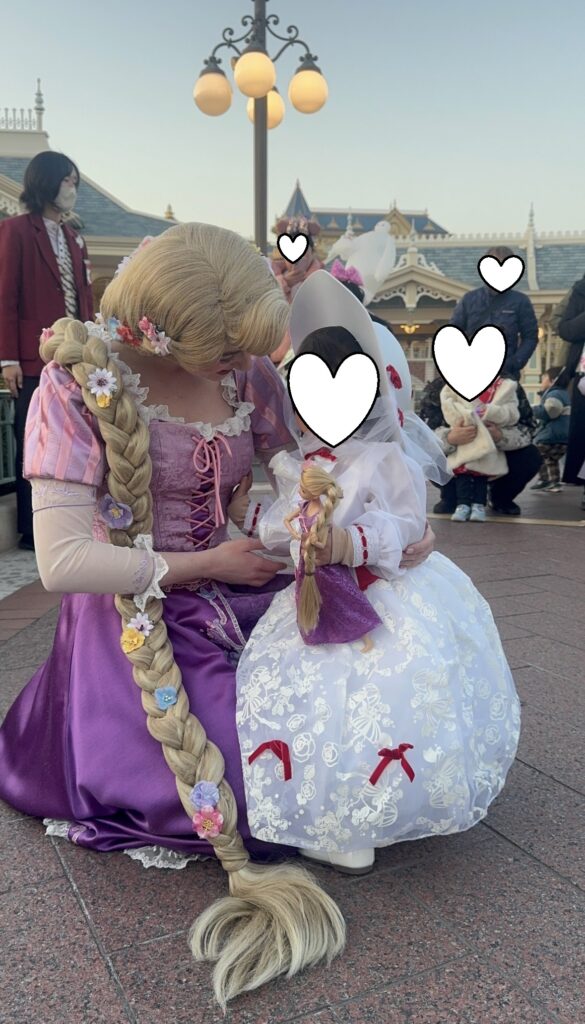 東京ディズニーランド17時台（1回目）のエントランス。ラプンツェルやベルなどが登場したフリーグリーティング。ラプンツェルとのグリーティング写真。