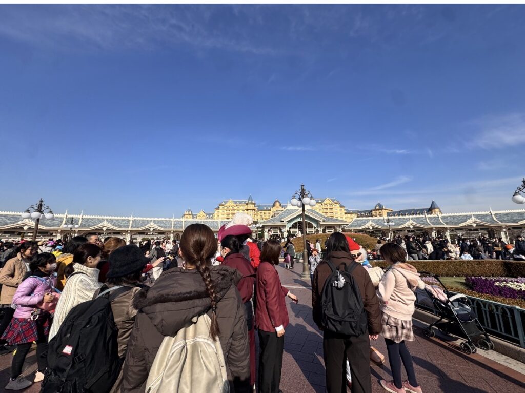 東京ディズニーランド9時台のエントランスでのフリーグリーティング。登場キャラクターが多く混雑している様子。