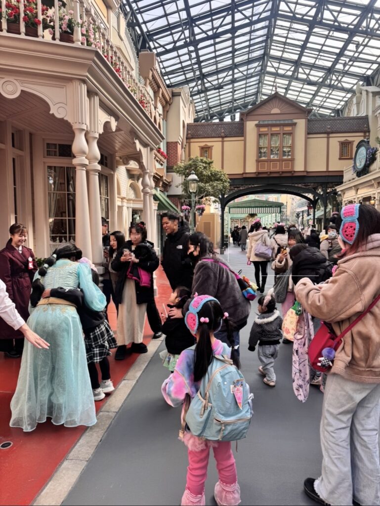 東京ディズニーランド9時台のワールドバザールでのフリーグリーティング。登場キャラクターが多く混雑している様子。