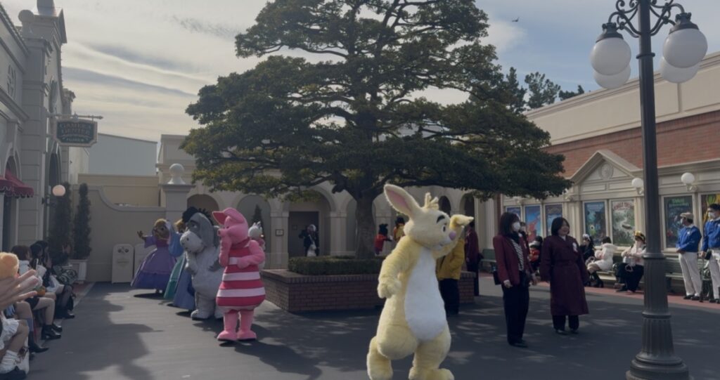 東京ディズニーランドエントランスでのグリーティングにおけるキャラクター入退場の場所から、キャラクターたちが出てきている写真