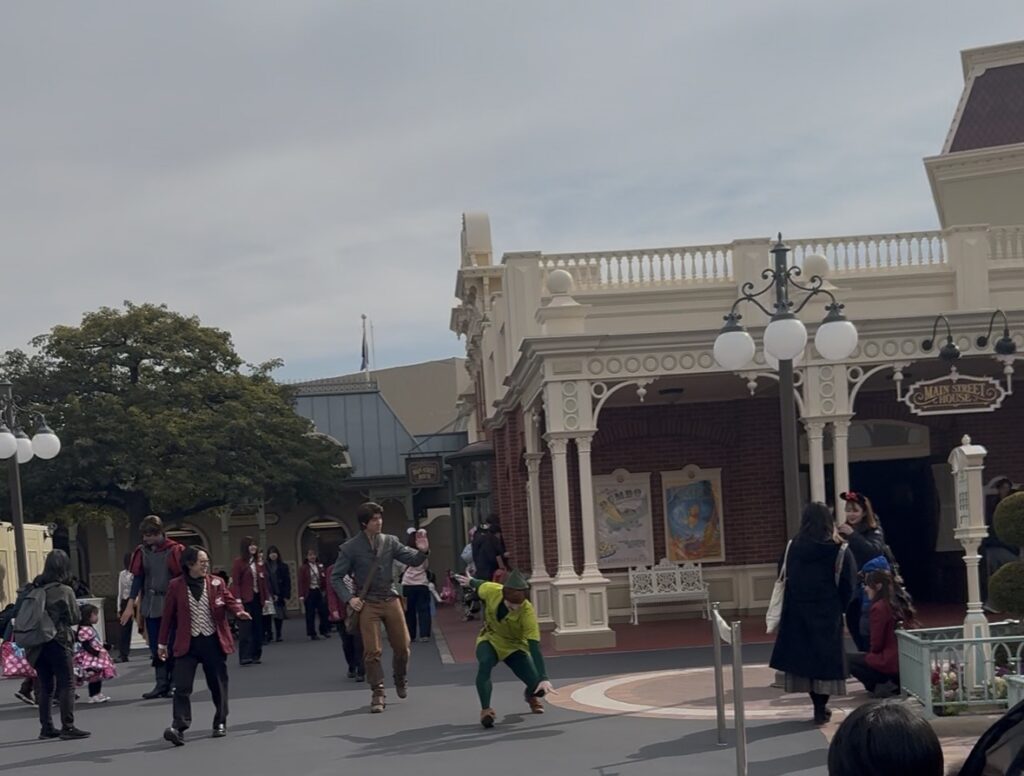 東京ディズニーランドエントランスでのグリーティングにおけるキャラクター入退場の場所からキャラクターが出てきている写真。ピーターパン、フィリップ、ジャスミン。