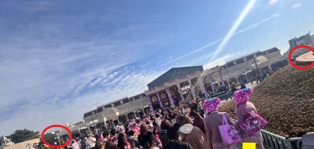 東京ディズニーランドエントランスでのグリーティングにおけるキャラクター入退場の場所