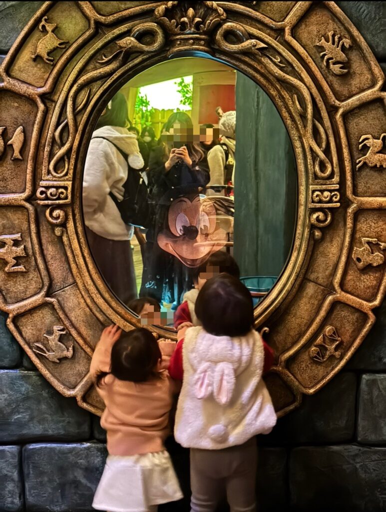 ミートミッキーのフォトスポット風の可愛い内装。待ち時間も楽しめるディズニーらしい装飾