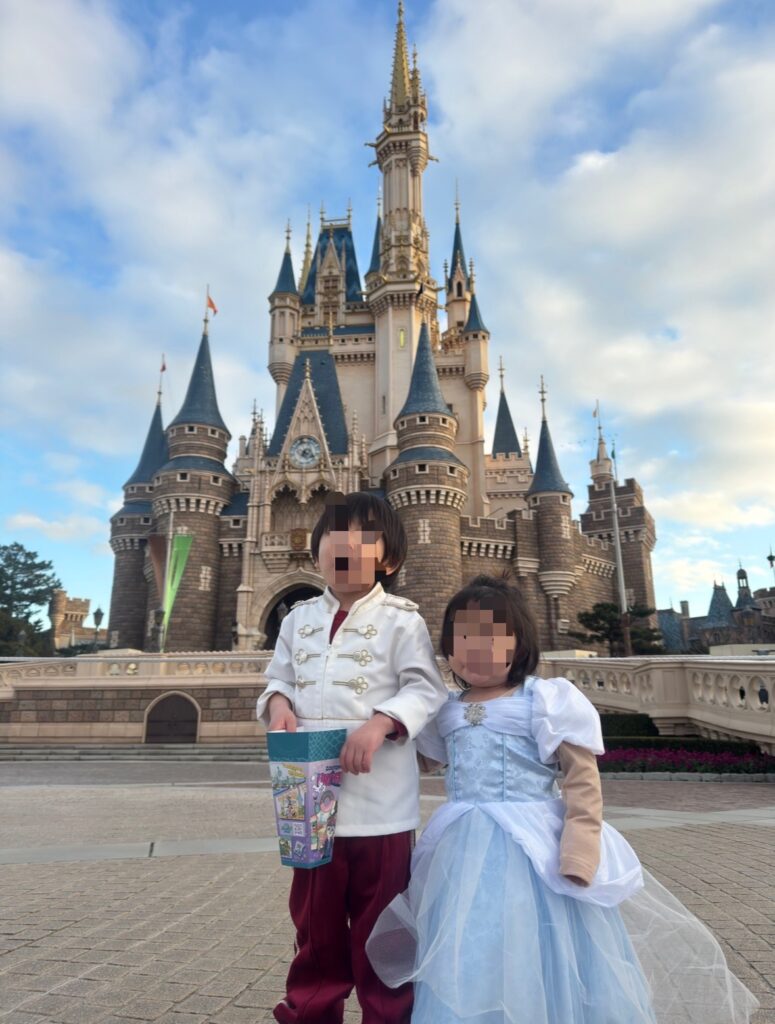 午後の逆光でシンデレラ城が白く飛んでしまう写真。子連れは午前に撮影するのがおすすめという比較用イメージ