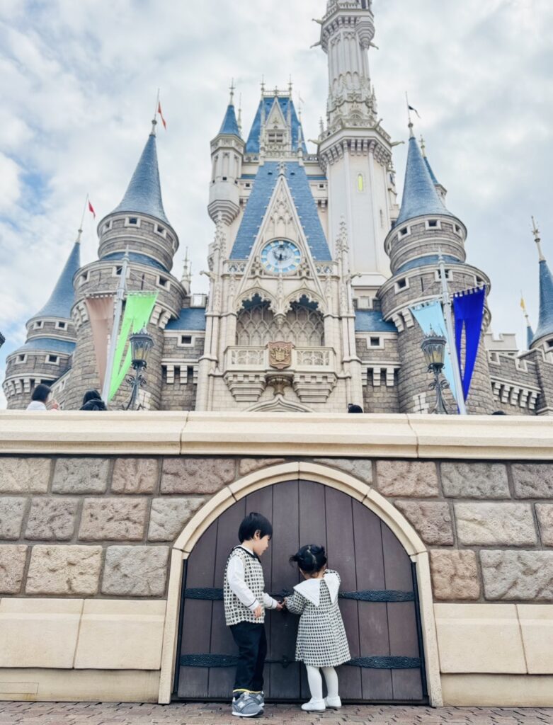 シンデレラ城前で午前中に撮影した写真。子連れは午前に撮影するのがおすすめという比較用イメージ