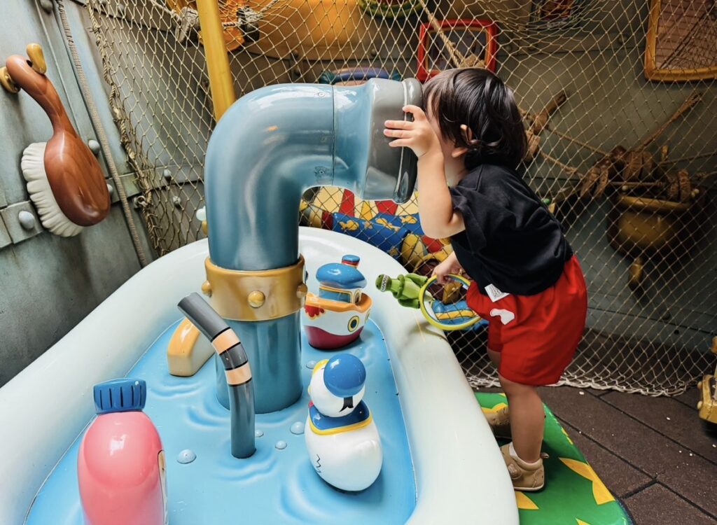 ドナルドのボート内で光や音の仕掛けを楽しむ子ども。1〜3歳が夢中になる遊び場
