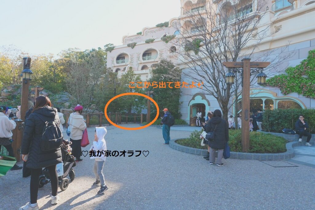 ファンタジースプリングスホテル左横の入退場動線の様子