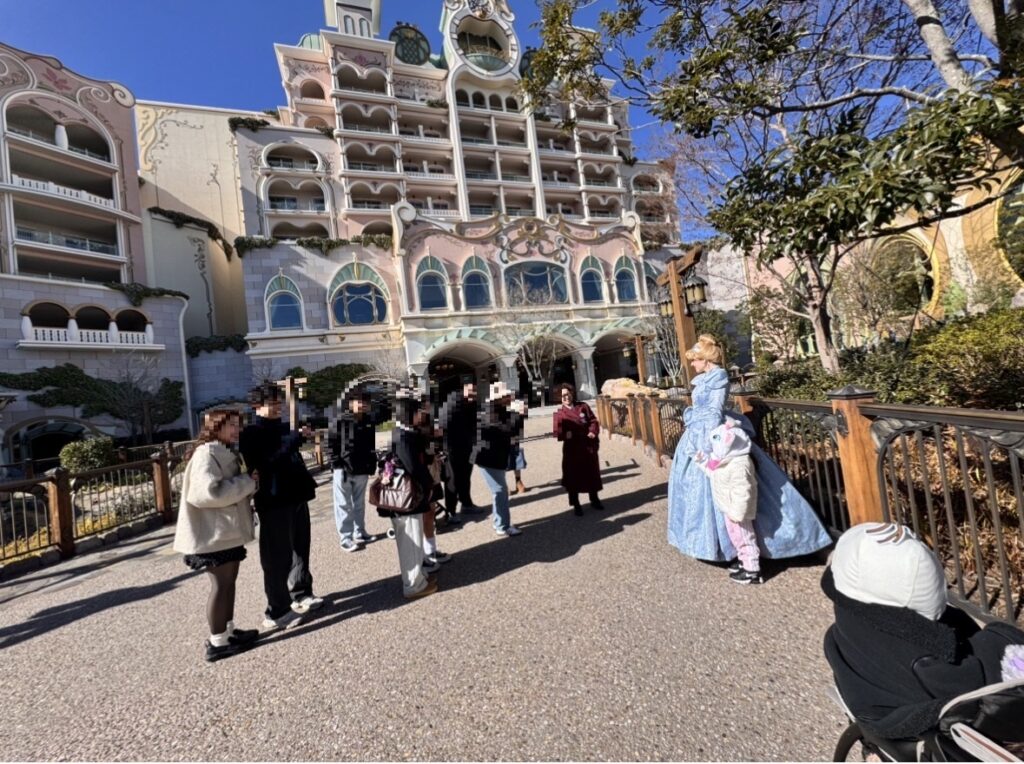 ファンタジースプリングスホテル前で行われたシンデレラやアリエルのフリーグリーティングの様子
