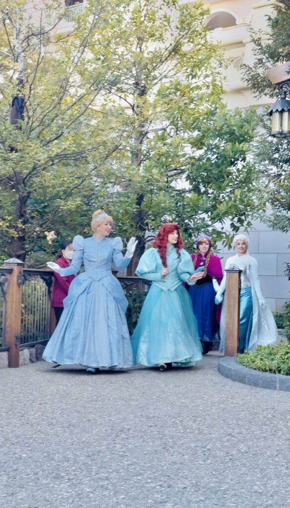 ファンタジースプリングスホテル左横で複数のプリンセスが同時に登場する傾向のあるタイミング