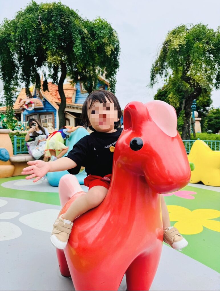 マット床でハイハイやよちよち歩きの子どもが安全に遊べるトゥーンパークの遊び場